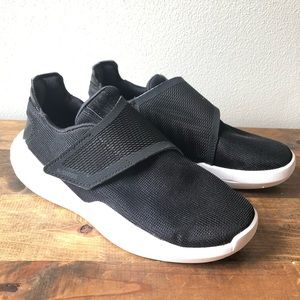 Woman’s K-Swiss Tornado Trainer Shoe